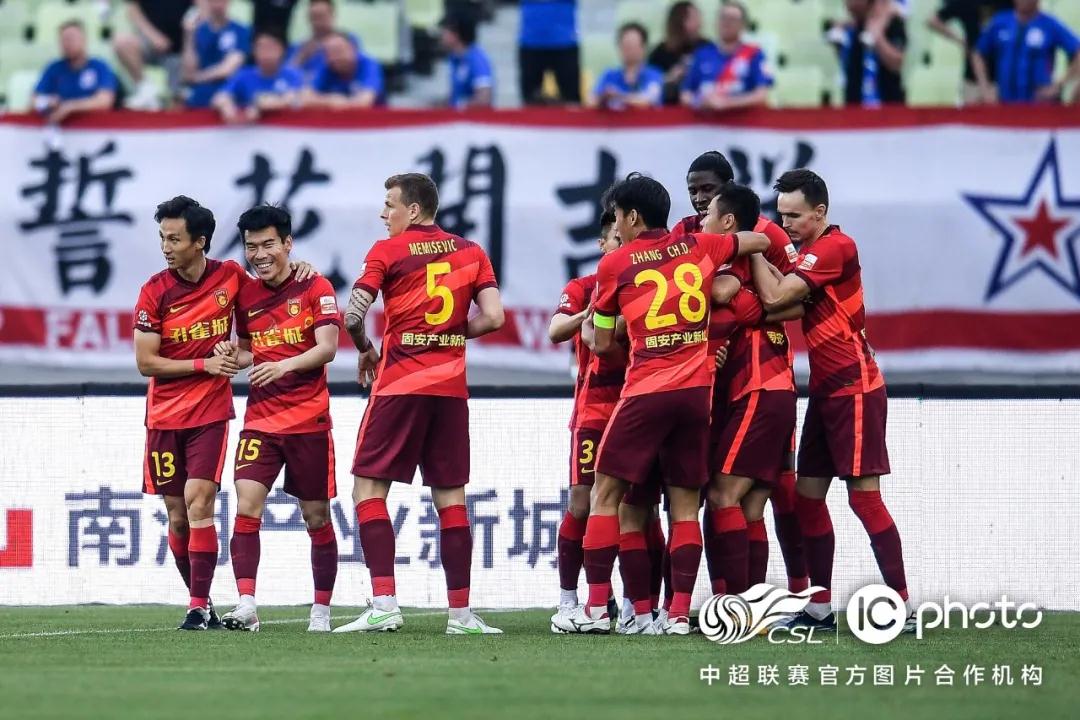 كشفت فرانس فوتبول تفاصيل التصويت على جائزة كوبا لماذا خالف رونالدو الإجماع؟